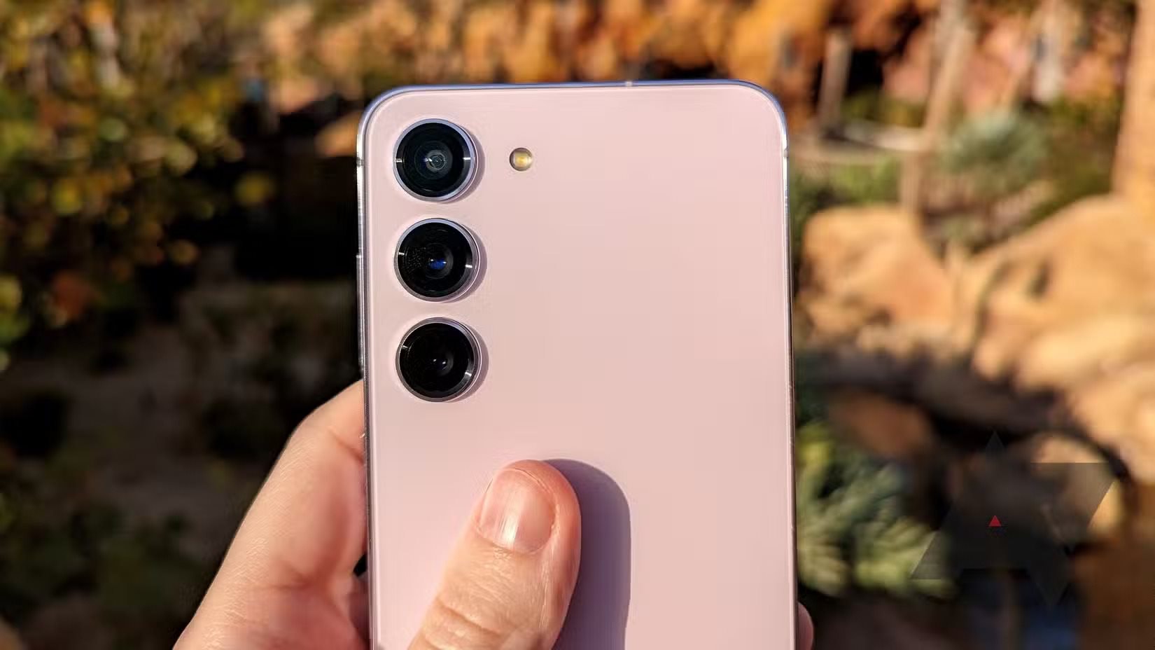 galaxy-s23-review-floating-camera-design-1.jpg
