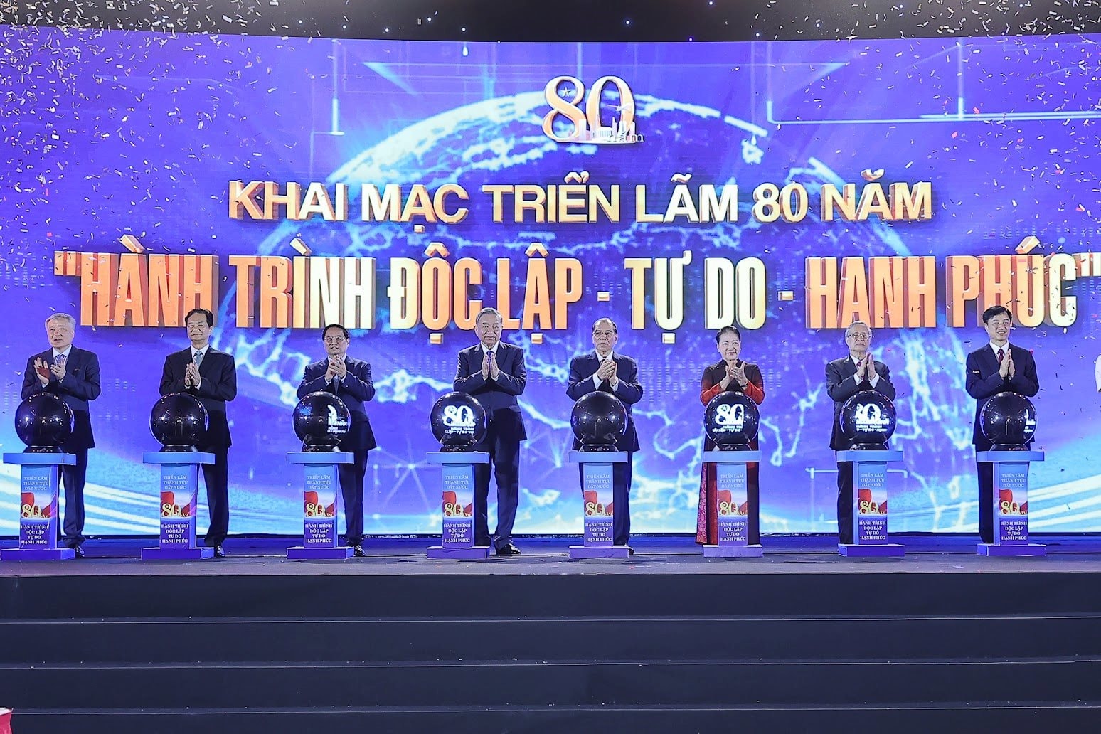 khai-mac-trien-lam.jpg