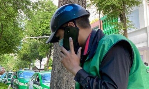Chuyển khoản 100.000 đồng vào tài khoản của shipper, người đàn ông nhận thông báo: Khách hàng sẽ bị trừ số tiền gấp 42 lần