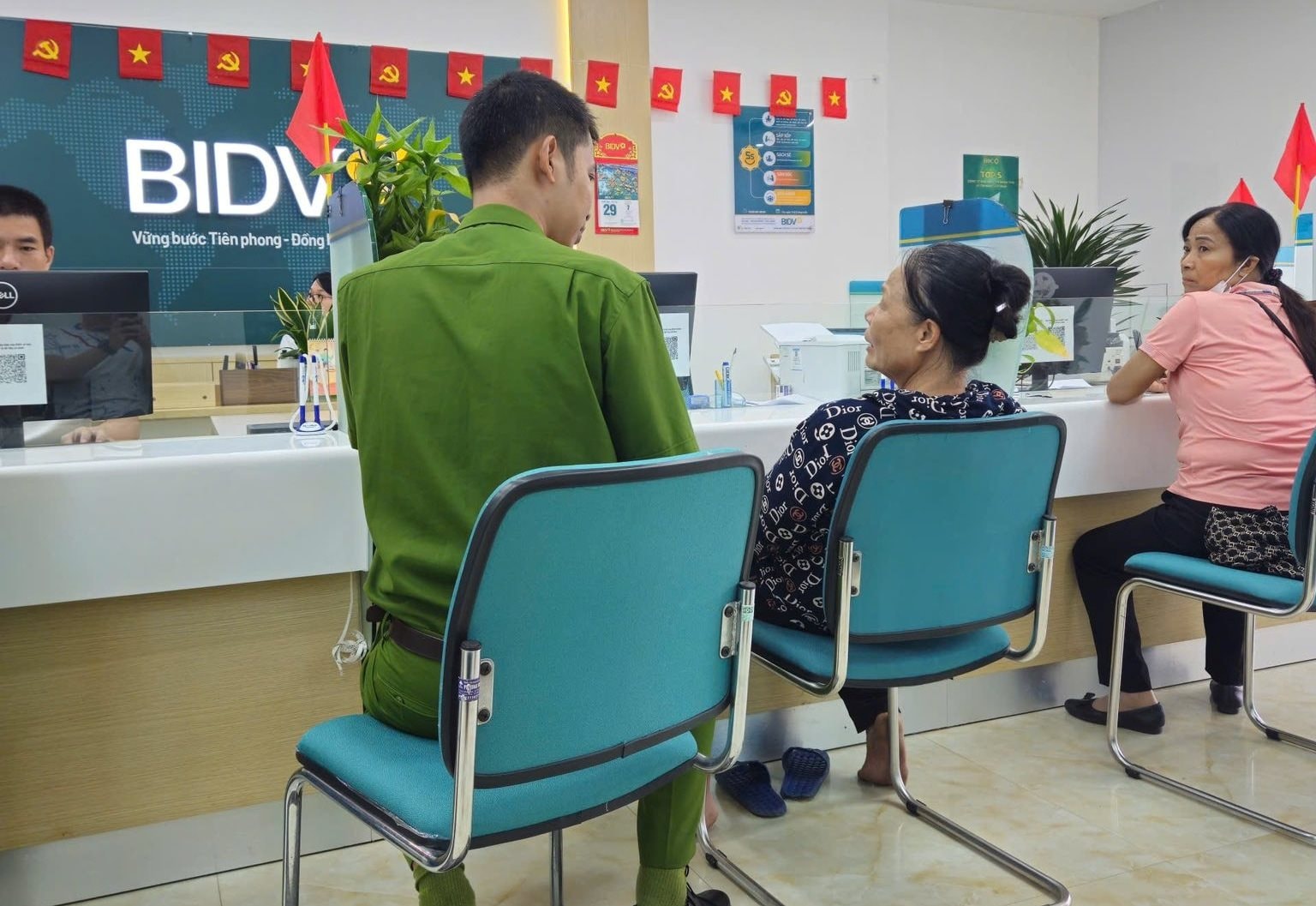 Đã thanh toán phí ship 30K, cụ bà 61 tuổi tiếp tục đến ngân hàng BIDV chuyển khoản 600 triệu đồng để mua hàng: Công an xã tìm đến tận nơi để làm việc