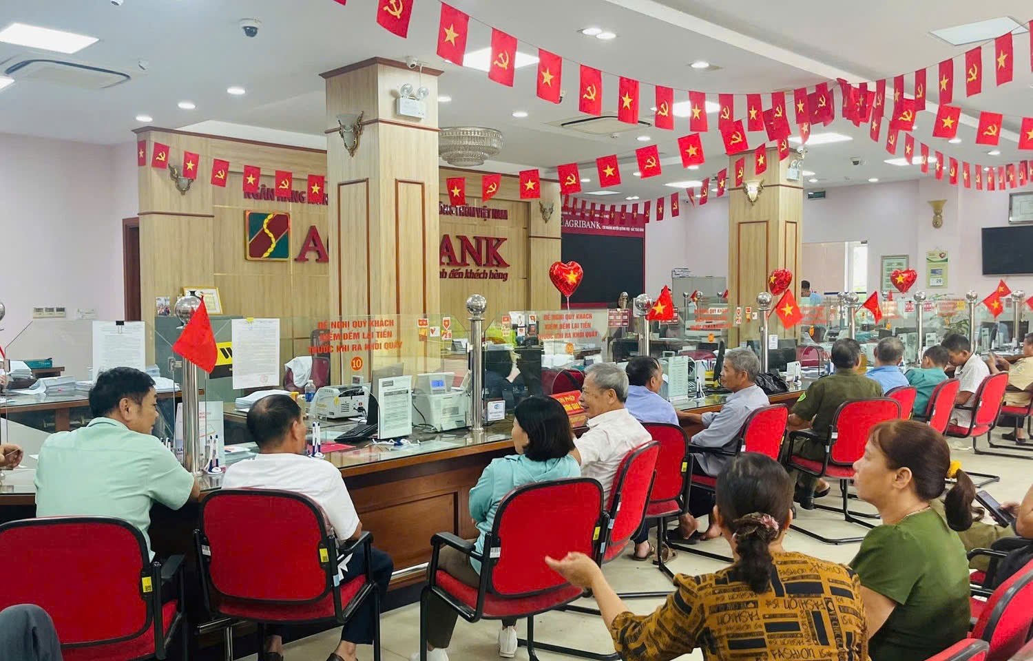 Agribank làm việc xuyên lễ để đảm bảo quà tặng của Chính phủ kịp thời đến với người dân dịp Quốc khánh 2/9