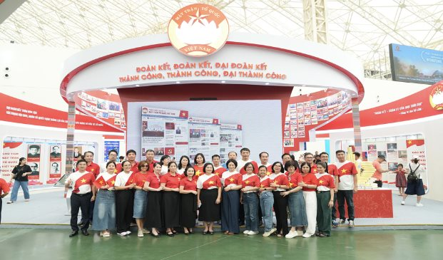 Du khách “nhuộm đỏ” Trung tâm Triển lãm Việt Nam với dresscode yêu nước