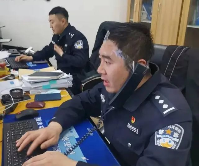 Nhận được cuộc gọi lừa đảo nêu đúng họ tên, số hiệu sĩ quan, anh cảnh sát làm theo thì lại lập công lớn
