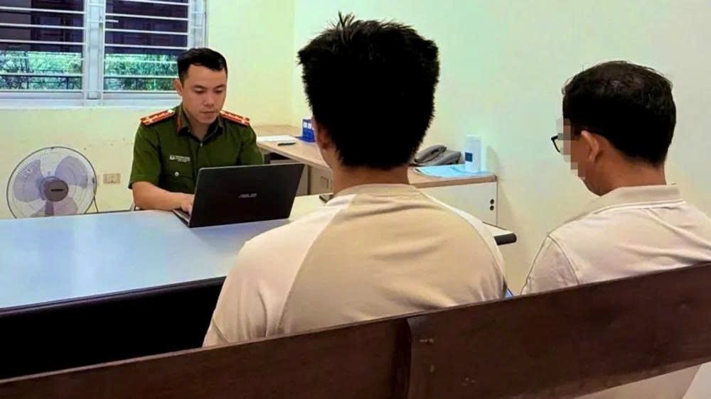 Nam sinh 2003 ở Hà Nội gọi điện nhờ gia đình chuyển khoản 150 triệu đồng, vài phút sau bị công an đưa đi 