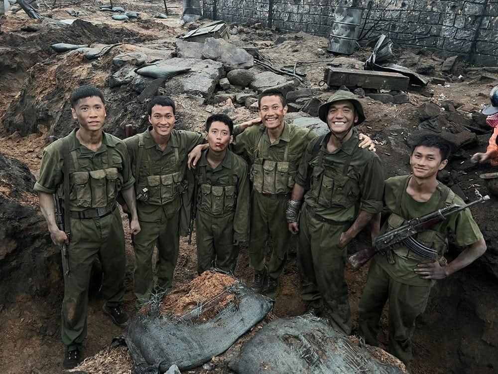 Khán giả chi hơn 551 tỷ đồng trong 2 tuần đưa Mưa Đỏ trở thành phim Việt Nam ăn khách nhất lịch sử: Vượt Mai của Trấn Thành, hot gấp 10 lần phim có Hoài Linh