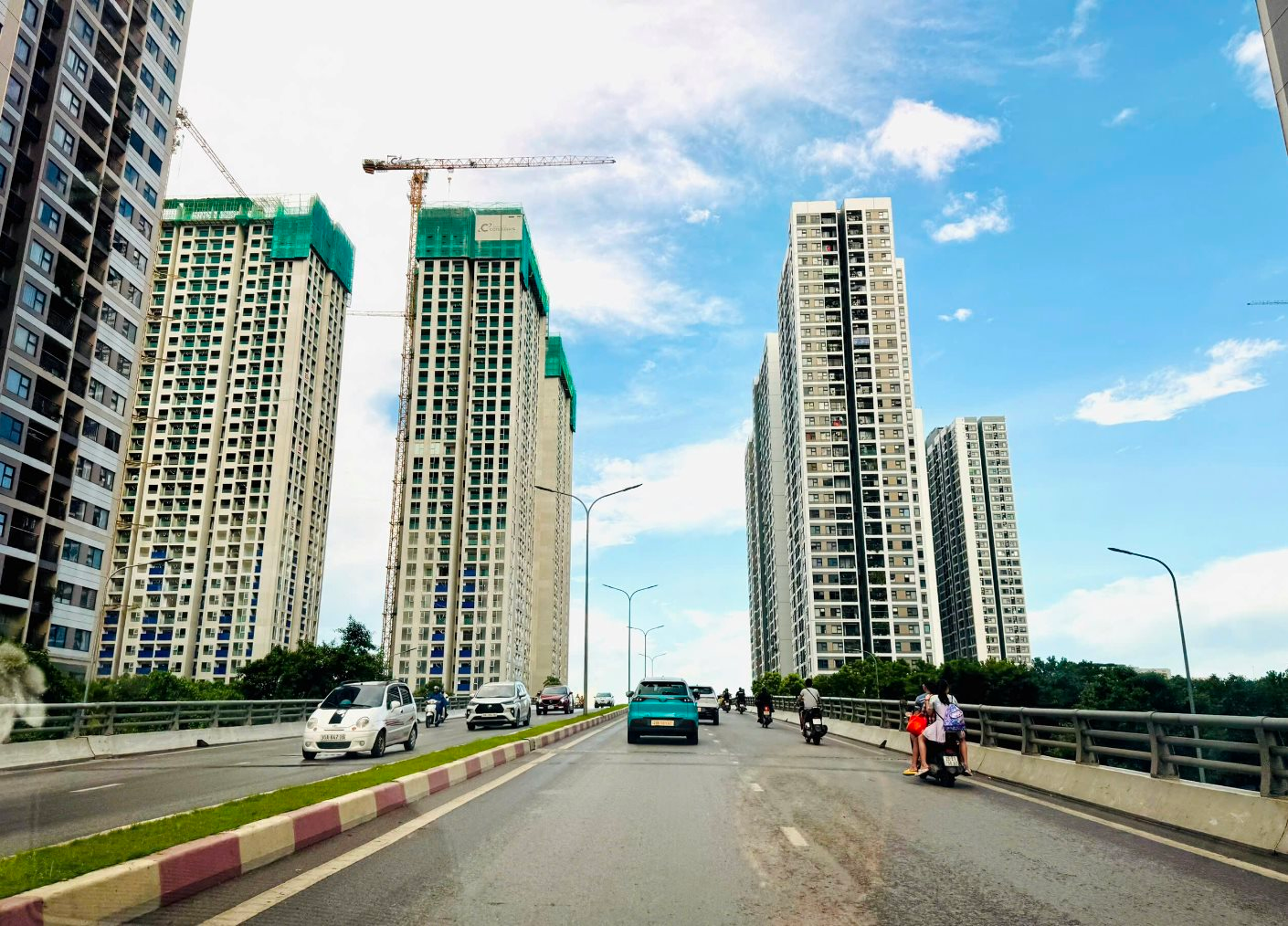 Lượng tiền dồi dào trên thị trường đang “thổi bùng” cơn sốt bất động sản