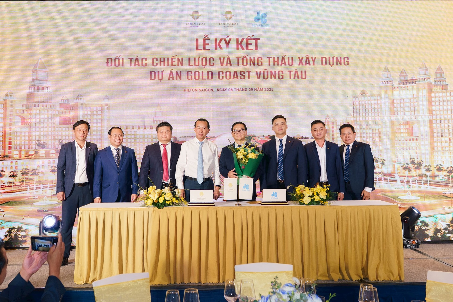 dai-dien-ban-lanh-dao-hoa-binh-va-gold-coast-holding-tai-buoi-ky-ket-min.jpg
