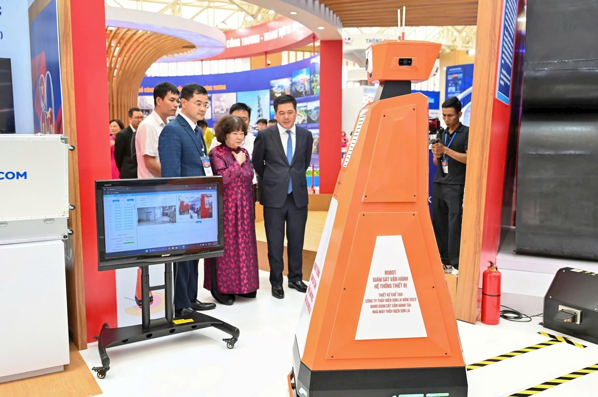 Lần đầu tiên xuất hiện robot do Nhà máy thủy điện lớn nhất Đông Nam Á của Việt Nam tự chế tạo, đang phát triển robot dạng chó, robot hình người