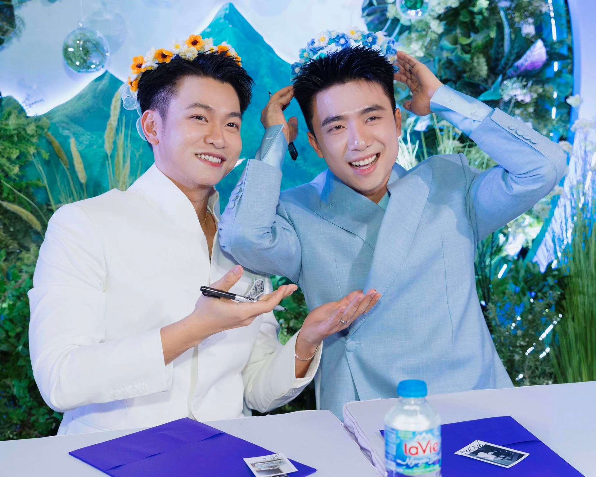 Bất chấp tranh cãi về giá vé 2,8 triệu đồng, fan meeting đầu tiên của cặp đôi hot TikToker Ninh Dương Story vẫn sold out
