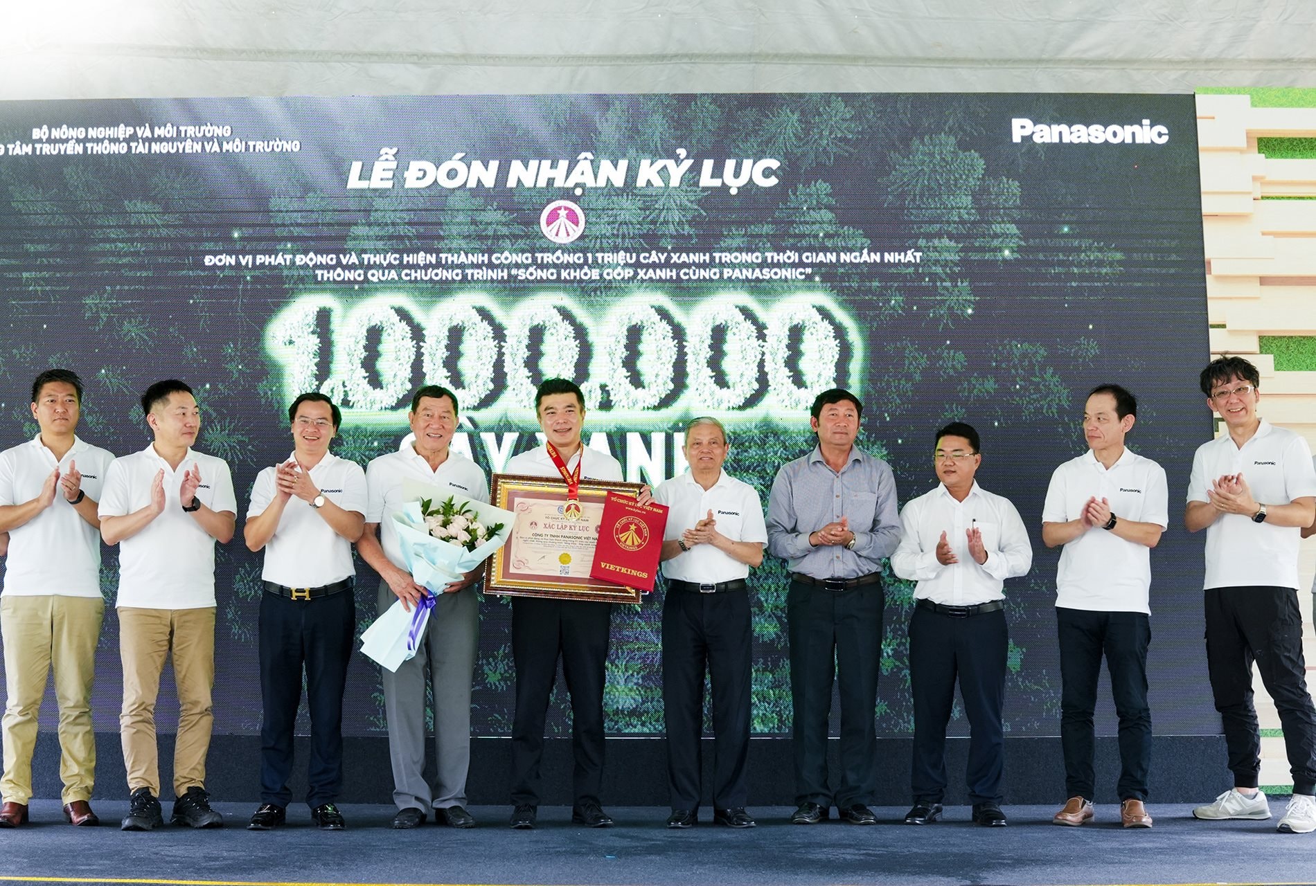 1.-le-don-nhan-ky-luc-trieu-cay-cua-panasonic-viet-nam.jpg