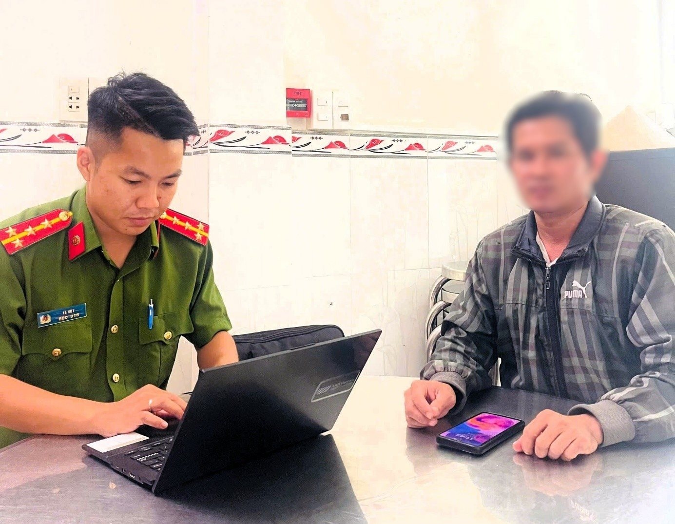 Người đàn ông đến rút 180 triệu đồng tiền tiết kiệm và yêu cầu chuyển khoản đầu tư: Công an yêu cầu nhân viên Vietcombank dừng giao dịch gấp