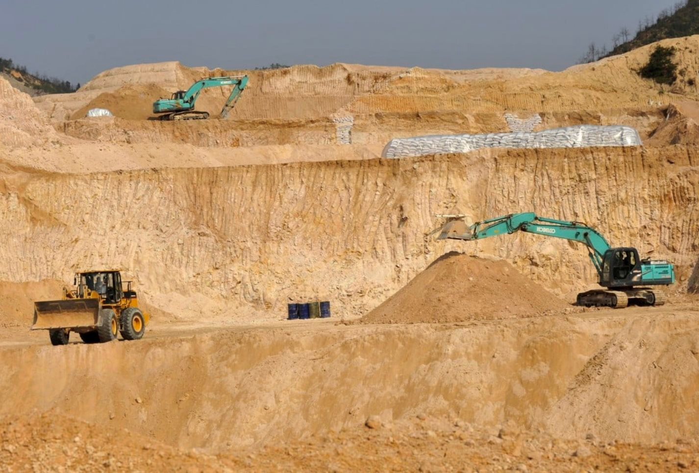 Khoan thủng lòng đất, quốc gia châu Á trúng 500 mỏ 'kho báu' khổng lồ: Hơn 300 tỷ m3 khí đốt phun lên dữ dội, tìm thấy 'vành đai vàng trắng' kéo dài gần 3.000 km