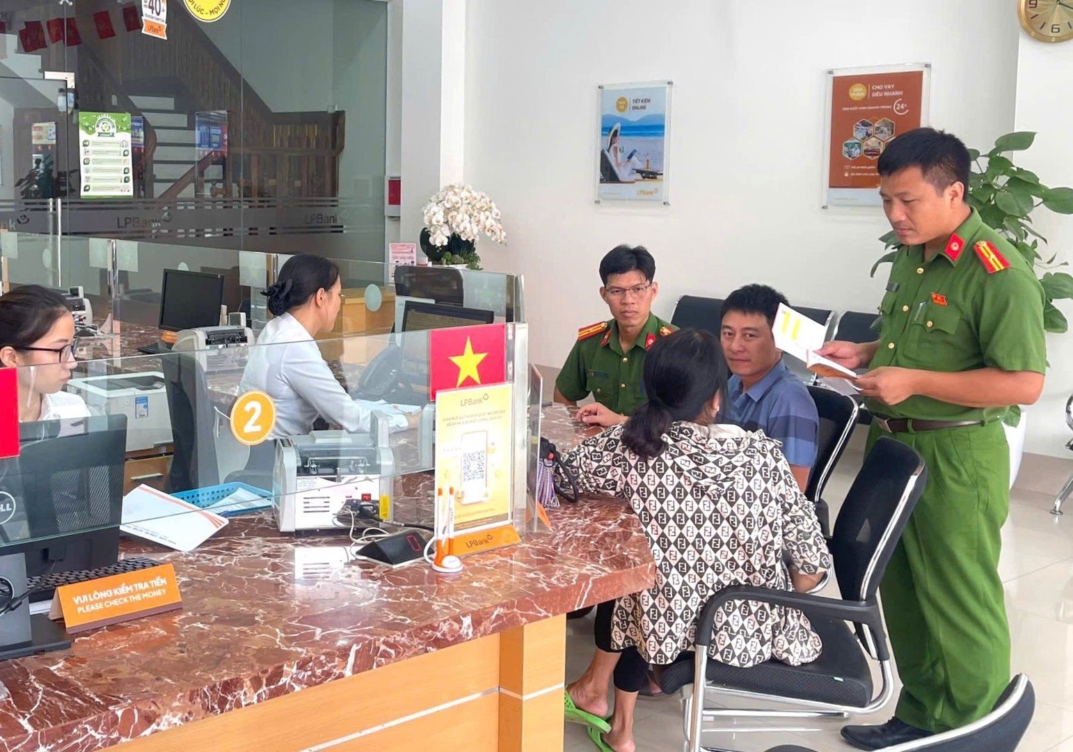 Cụ bà 65 tuổi rút 2 sổ tiết kiệm 400 triệu đồng chưa đến kỳ hạn: Nhân viên LPBank khẳng định có bất thường, mời công an xác minh 