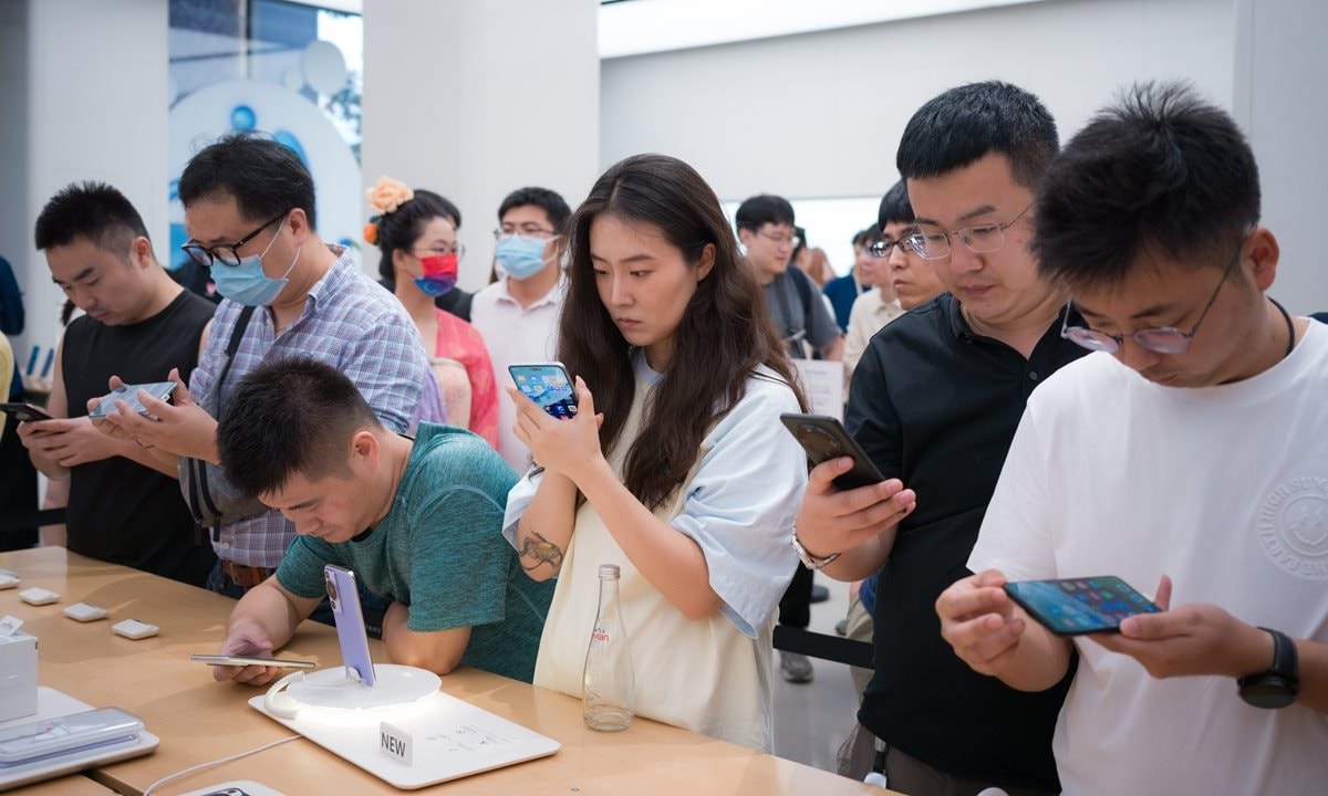 Cứ thấy điện thoại nào cấu hình hoành tráng là đắt mấy cũng mua, người Việt đã "bị lừa" suốt bao năm qua?