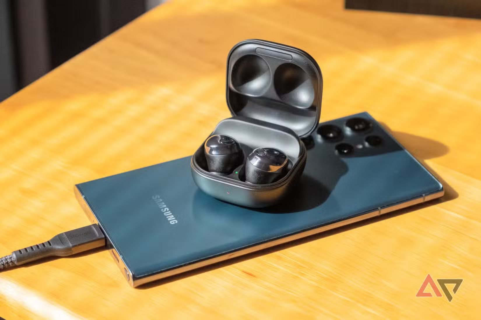 samsung-galaxy-s22-ultra-galaxy-buds-pro-reverse-wireless-charging.jpg