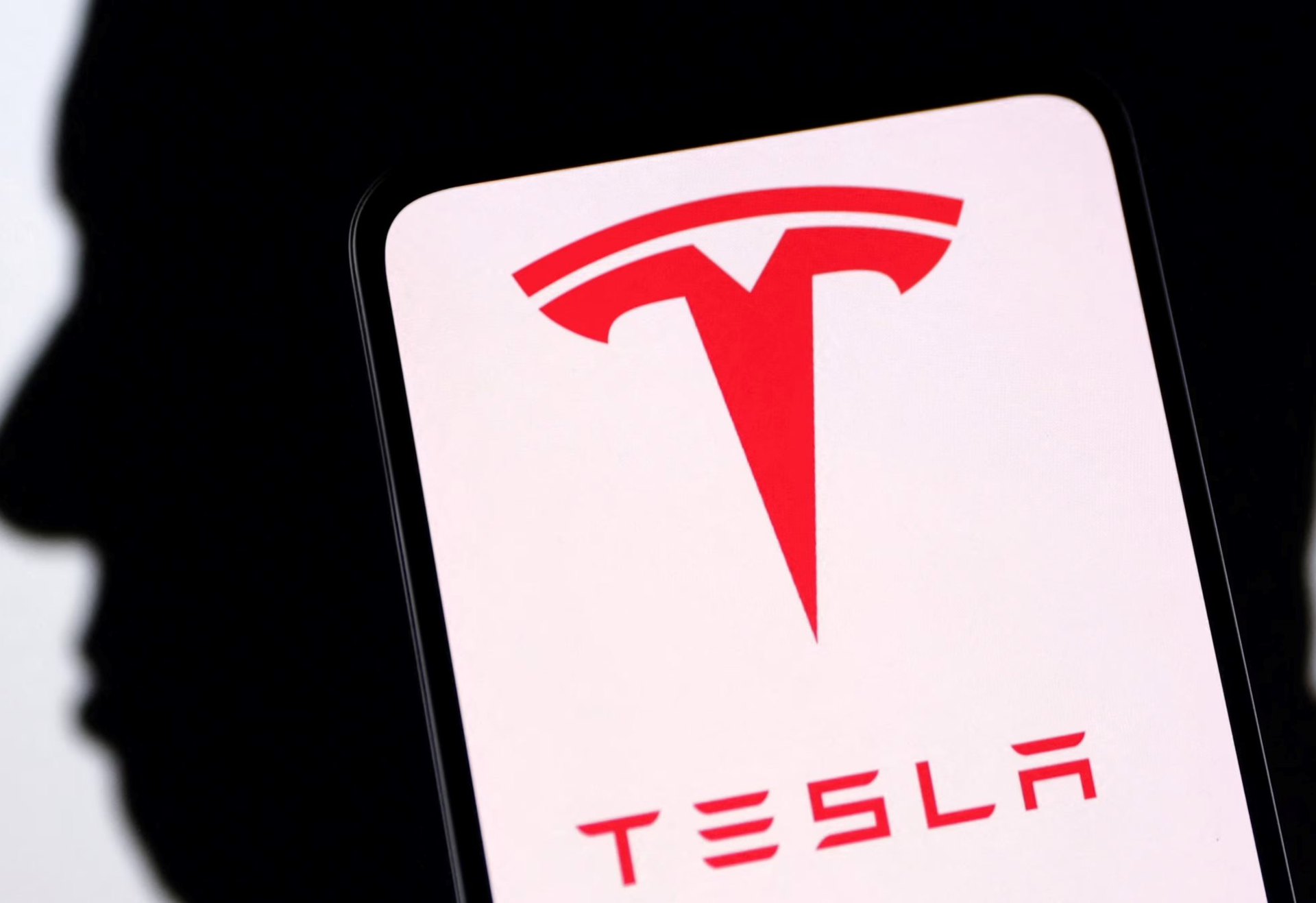 Kỹ sư 8 năm của Tesla từ chức, báo buộc Elon Musk thao túng dư luận