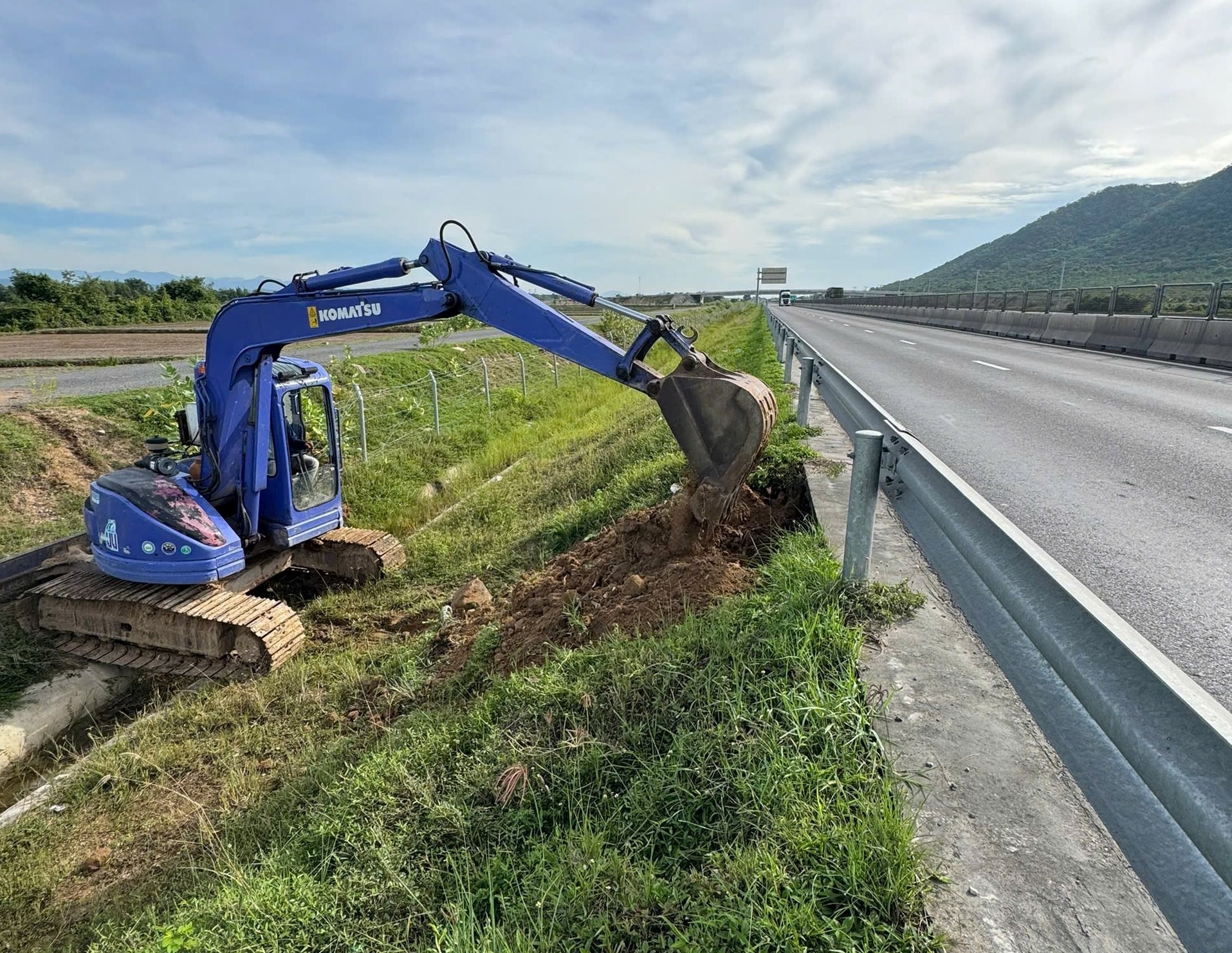 Nhanh chóng khắc phục sự cố xói lở trên cao tốc Vĩnh Hảo - Phan Thiết