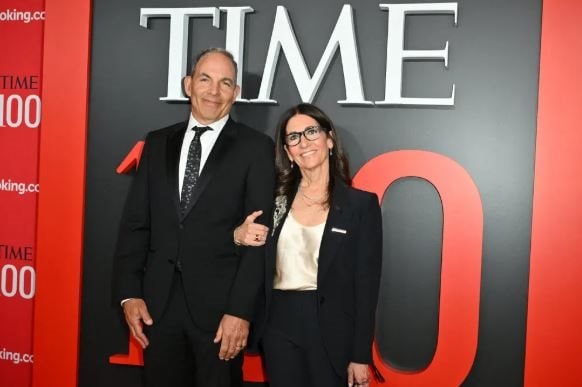 Màn tái xuất của nữ founder Bobbi Brown: Thương hiệu gia đình mới được chồng và con trai giúp sức, cuối năm nay sẽ đạt 200 triệu USD doanh thu 
