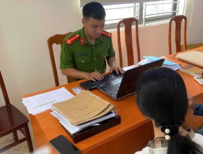 Nữ sinh 2007 gọi điện mẹ chuyển khoản 150 triệu đồng, 1 tiếng sau bị công an đưa đi