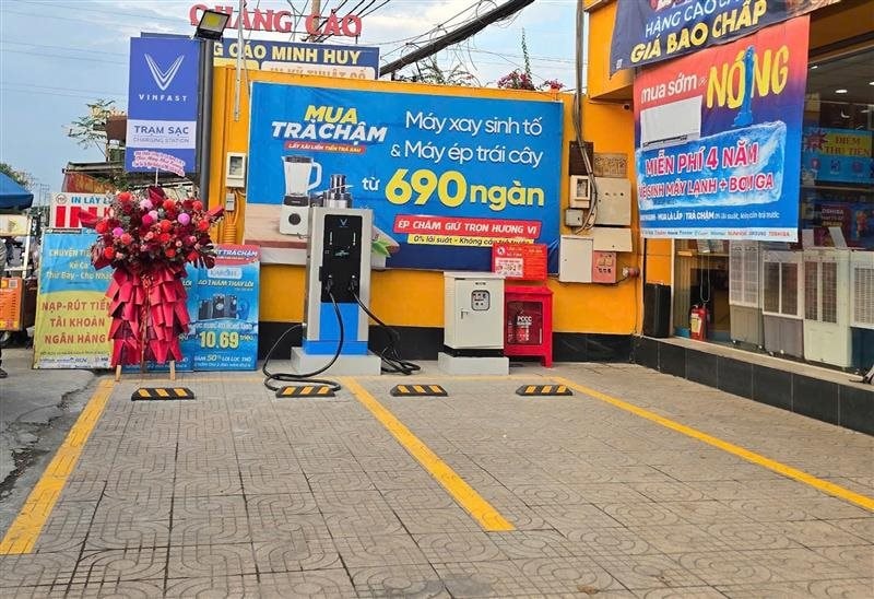 Tỷ phú Phạm Nhật Vượng "bắt tay" ông Nguyễn Đức Tài triển khai hơn 2.000 trạm sạc, điểm đổi pin VinFast tại cửa hàng Thế Giới Di Động