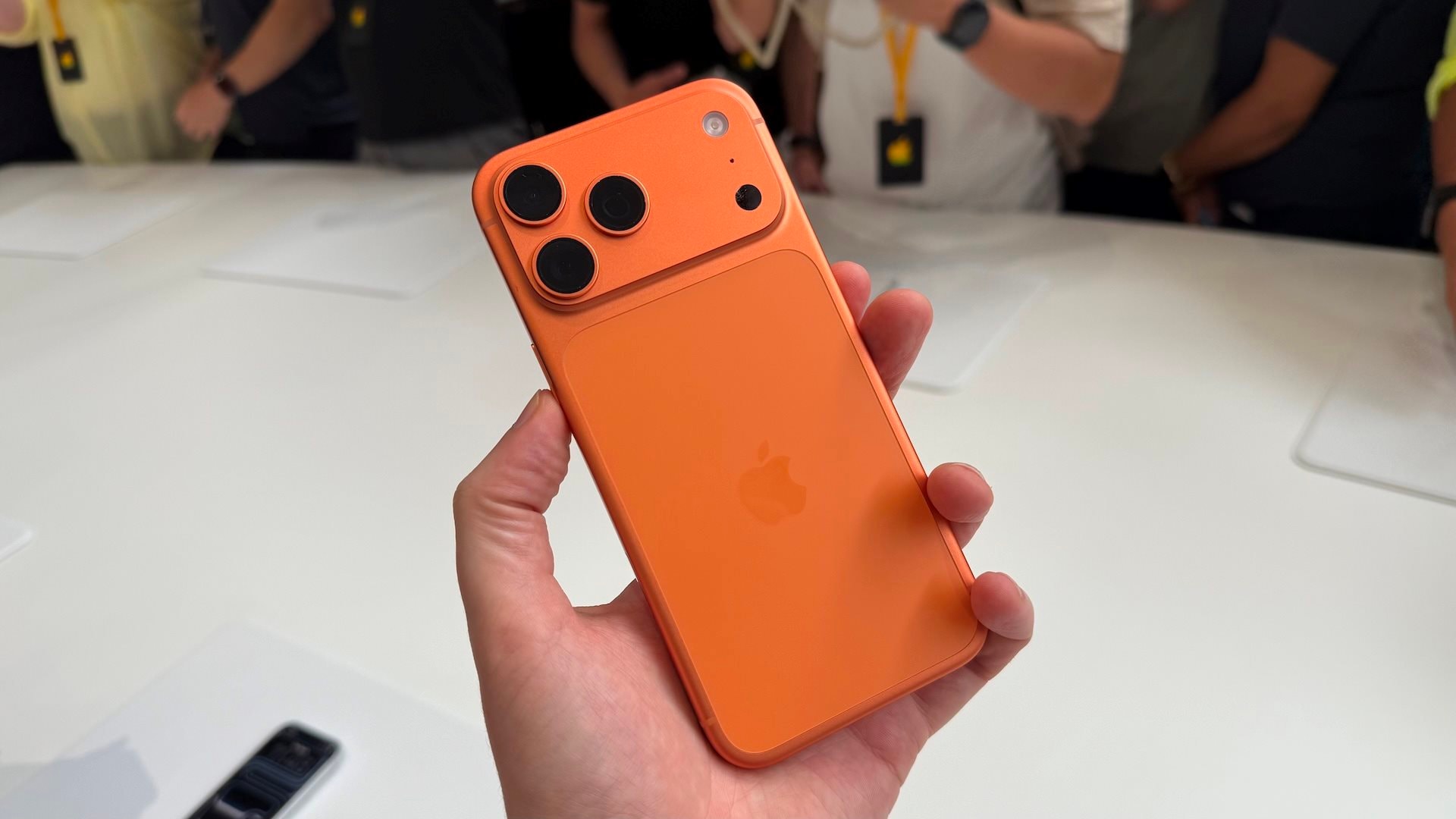 Chưa có năm nào "đau đầu" vì mua iPhone 17 như năm nay: Người Việt nên chọn mẫu nào là chuẩn bài nhất?
