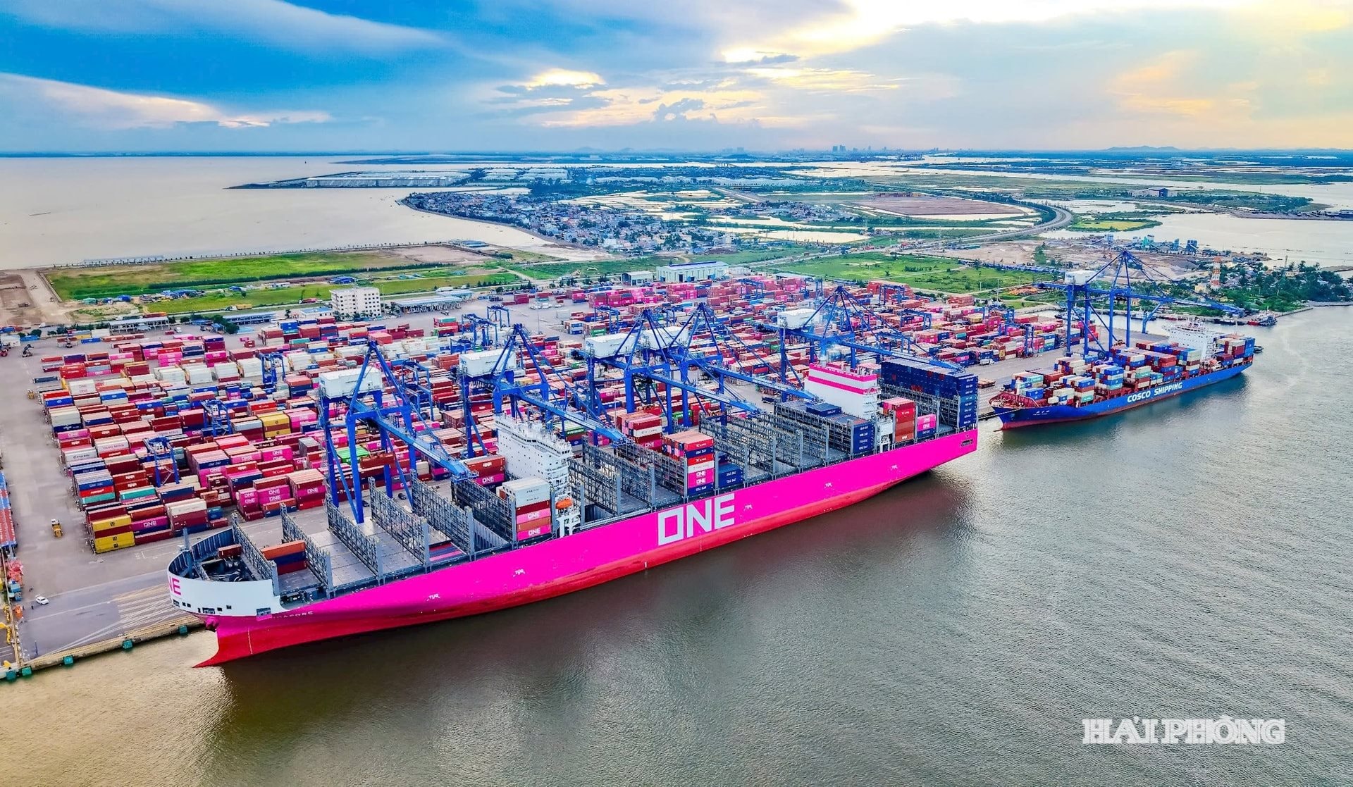 Siêu tàu màu hồng lớn nhất từ trước đến nay cập cảng miền Bắc Việt Nam: Ai đứng sau?