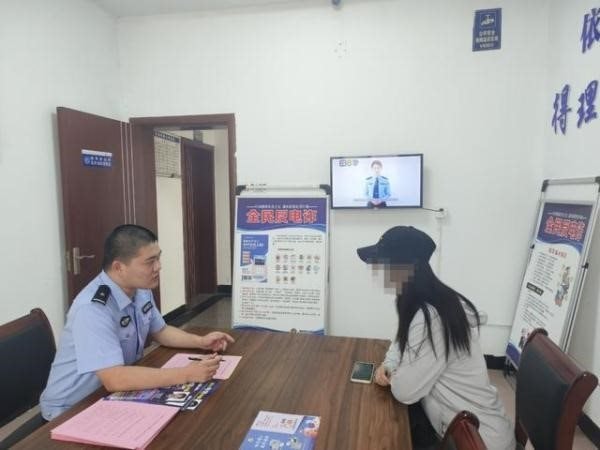 Cung cấp số tài khoản cho công ty để nhận lương, cô gái sinh năm 2000 bất ngờ nhận được hàng loạt “giấy báo nợ”, bị phong toả thẻ ngân hàng