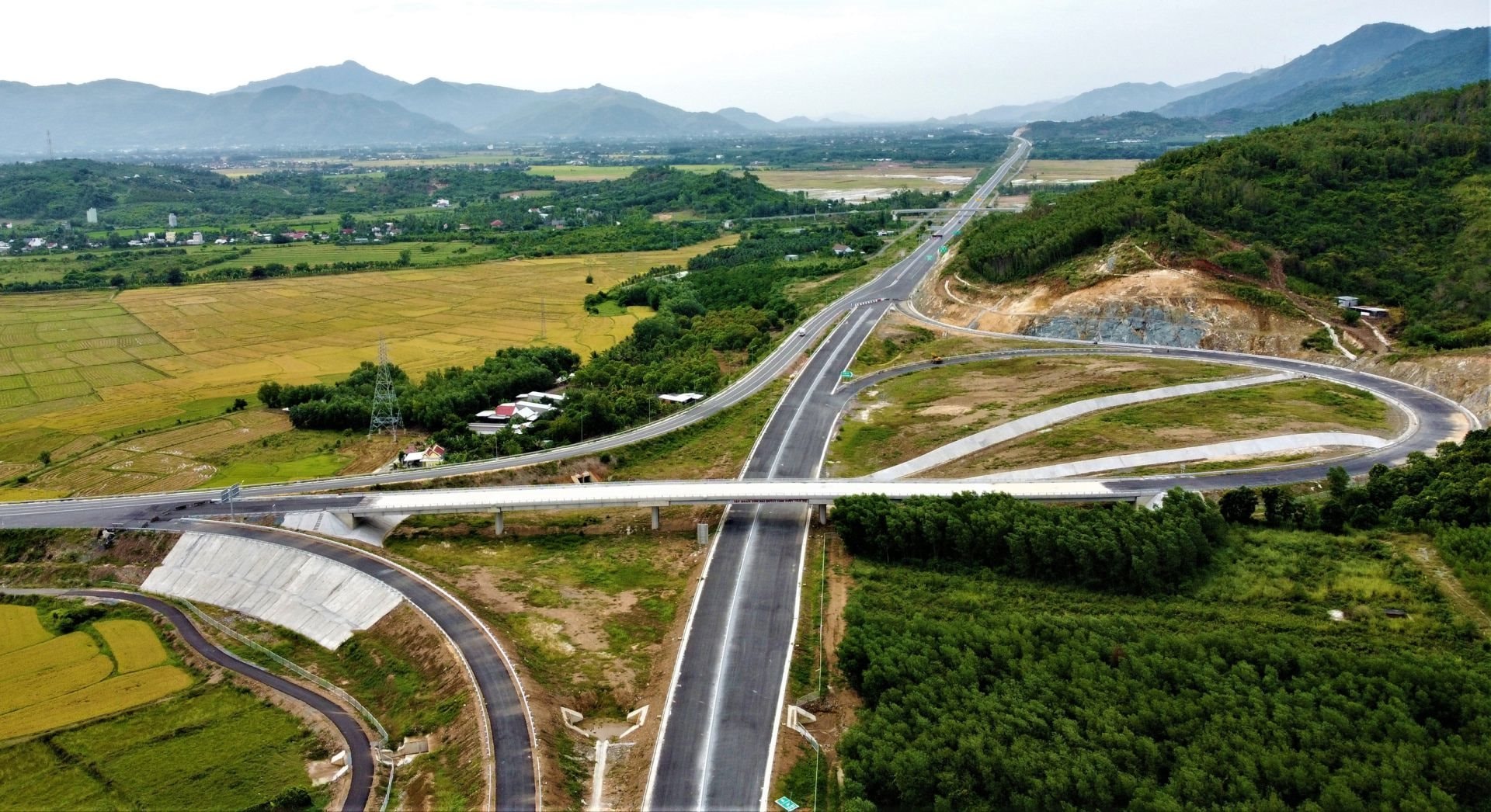 875.000 tỷ đồng đổ vào hạ tầng: Các siêu liên minh chia nhau bữa tiệc cao tốc lịch sử, một DN "ôm" lượng backlog gấp 3 lần doanh thu 2024