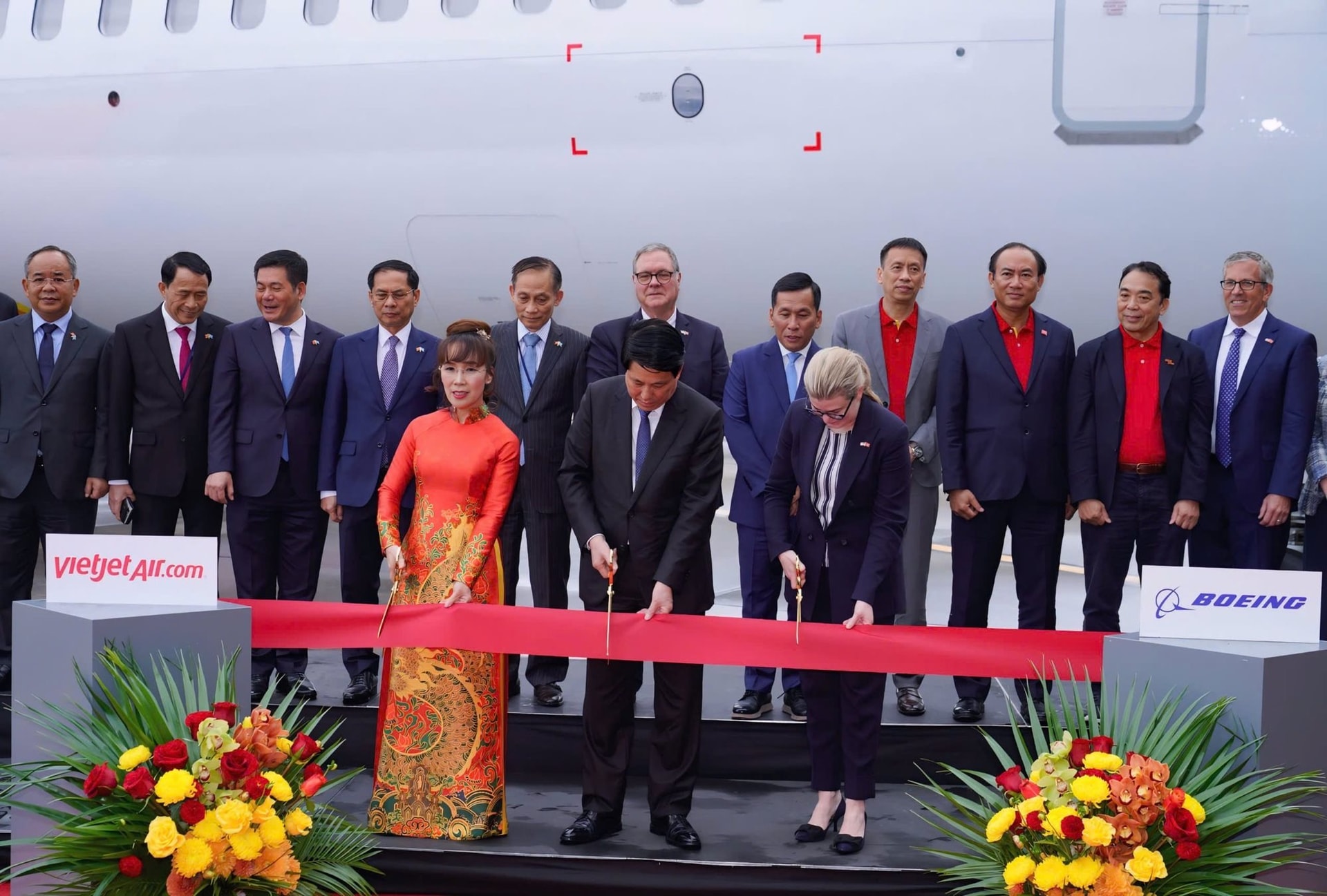 Tập đoàn của tiến sĩ Nguyễn Thị Phương Thảo nhận bàn giao tàu bay Boeing 737-8 đầu tiên trong đơn hàng trị giá 32 tỷ USD