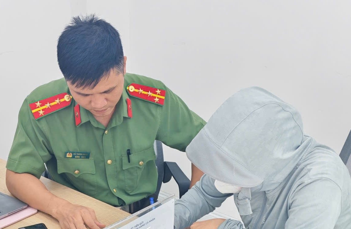 Người phụ nữ 40 tuổi đến ngân hàng giao dịch 70 triệu đồng để "đầu tư": Nhân viên ngân hàng MB yêu cầu khai báo, rồi mời công an đến làm việc