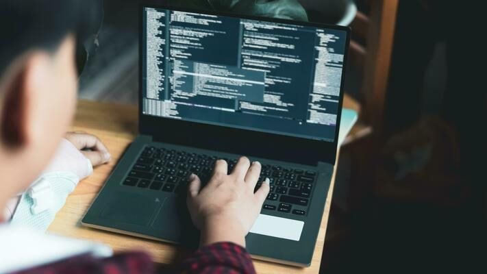 90% lập trình viên dùng AI: Nghề gõ code trước ngưỡng cửa thay đổi, cơ hội nào cho người mới vào ngành?