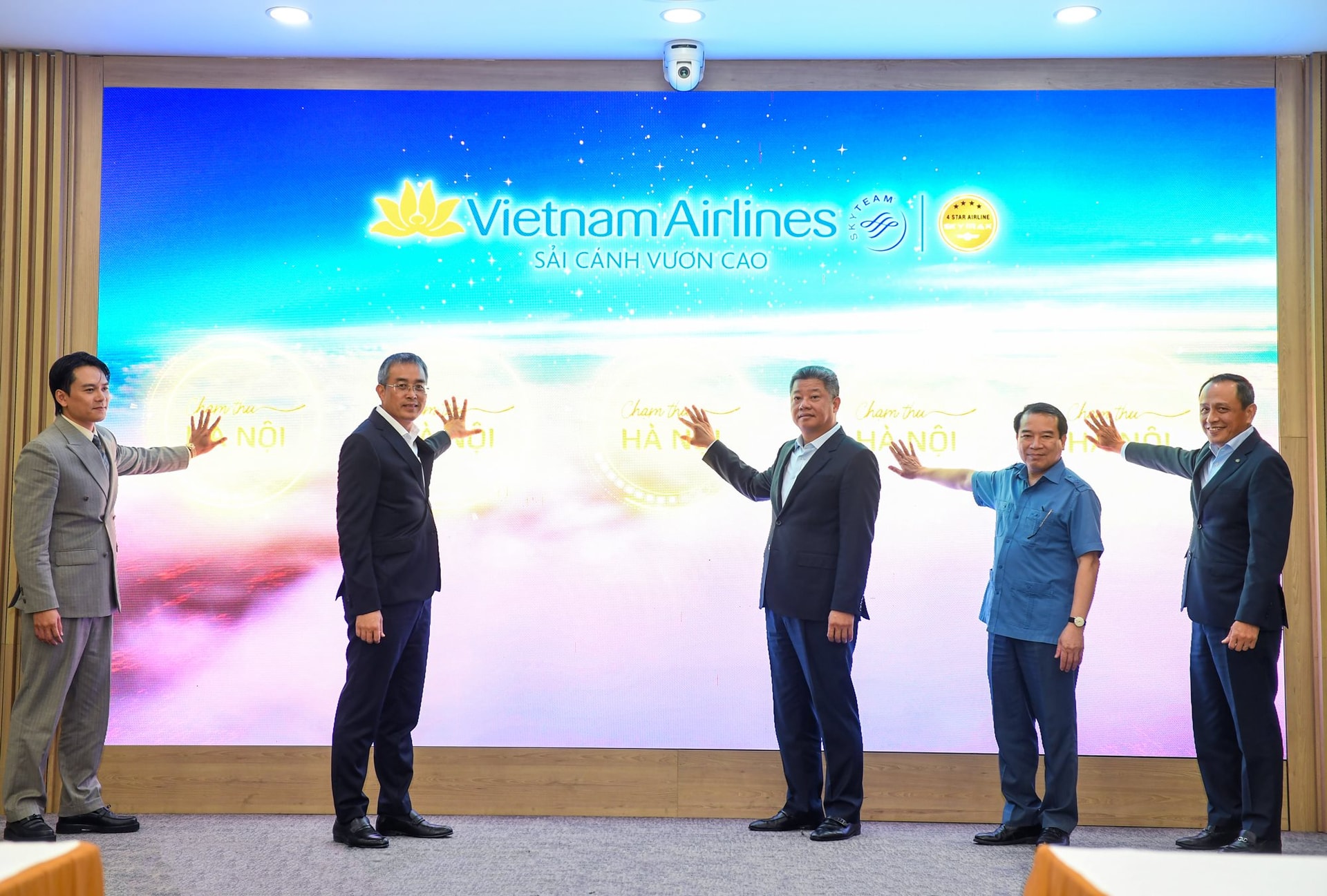 cac-dai-bieu-thuc-hien-nghi-thuc-khoi-dong-chien-dich-cham-thu-ha-noi-_1.jpg