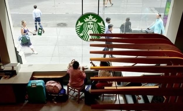 Starbucks tiếp tục sa thải gần 1.000 nhân viên, đóng 400 cửa hàng: Thiệt hại lên tới 1 tỷ USD!
