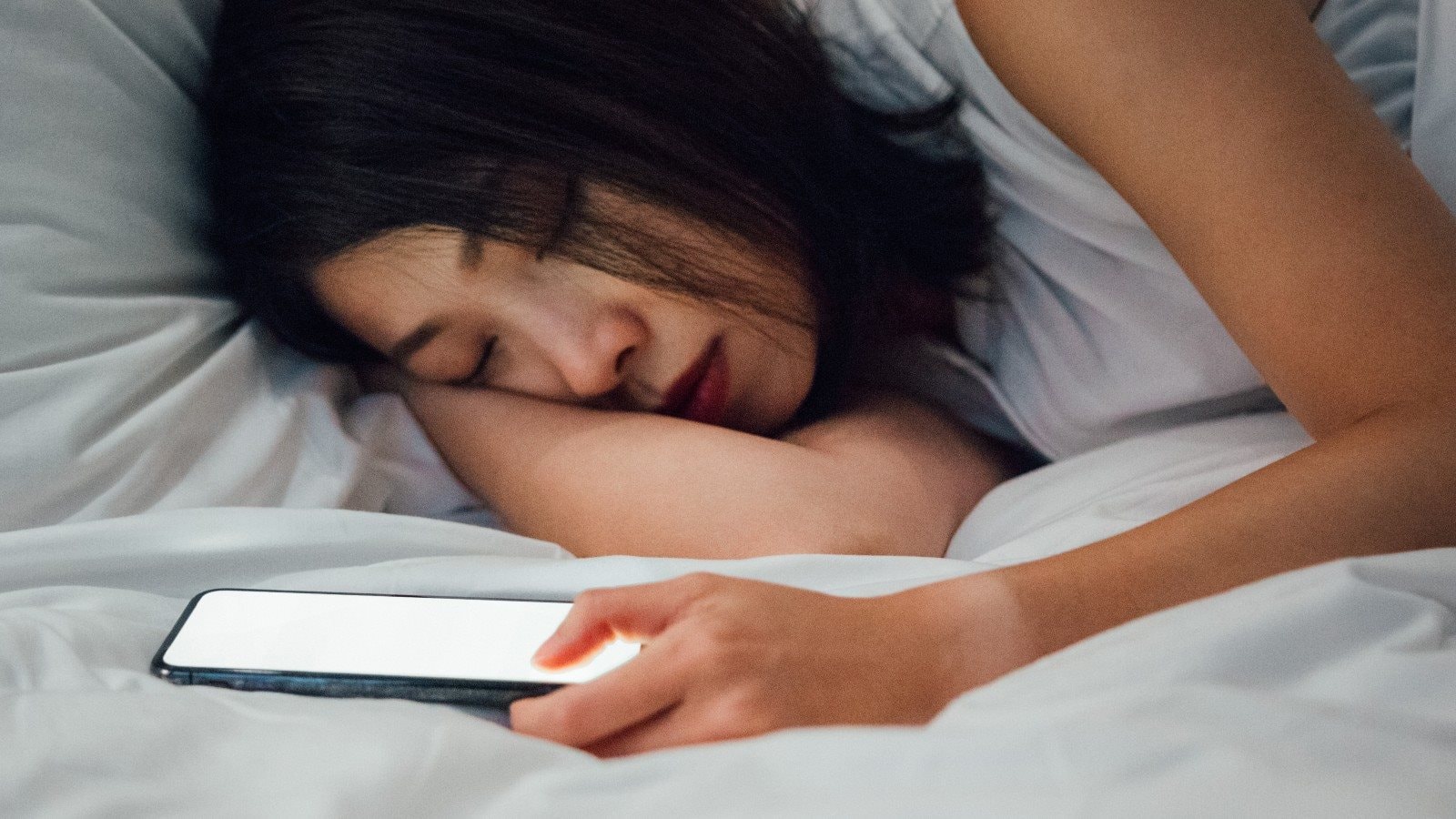 Điện thoại tự tắt rồi khởi động lại vào ban đêm: Coi chừng mất sạch tiền trong tài khoản, đây là những việc cần làm ngay!