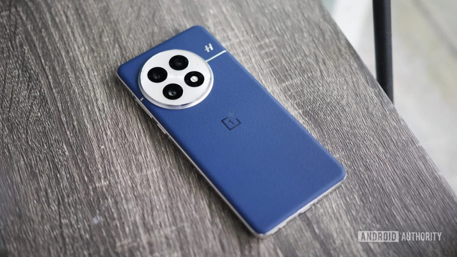 oneplus-13-back-blue-leather-hero-feature-1536w-864h.jpg.jpg