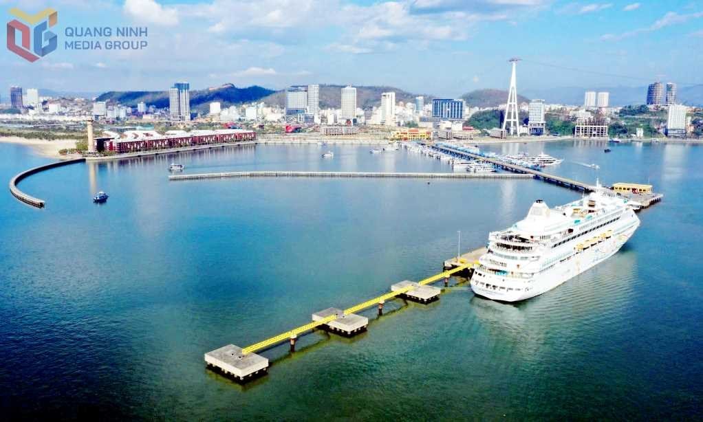 Quảng Ninh tung "đòn kép" với sản phẩm du lịch tái xuất sau 1 thập kỷ, khách Trung Quốc kéo đến nườm nượp
