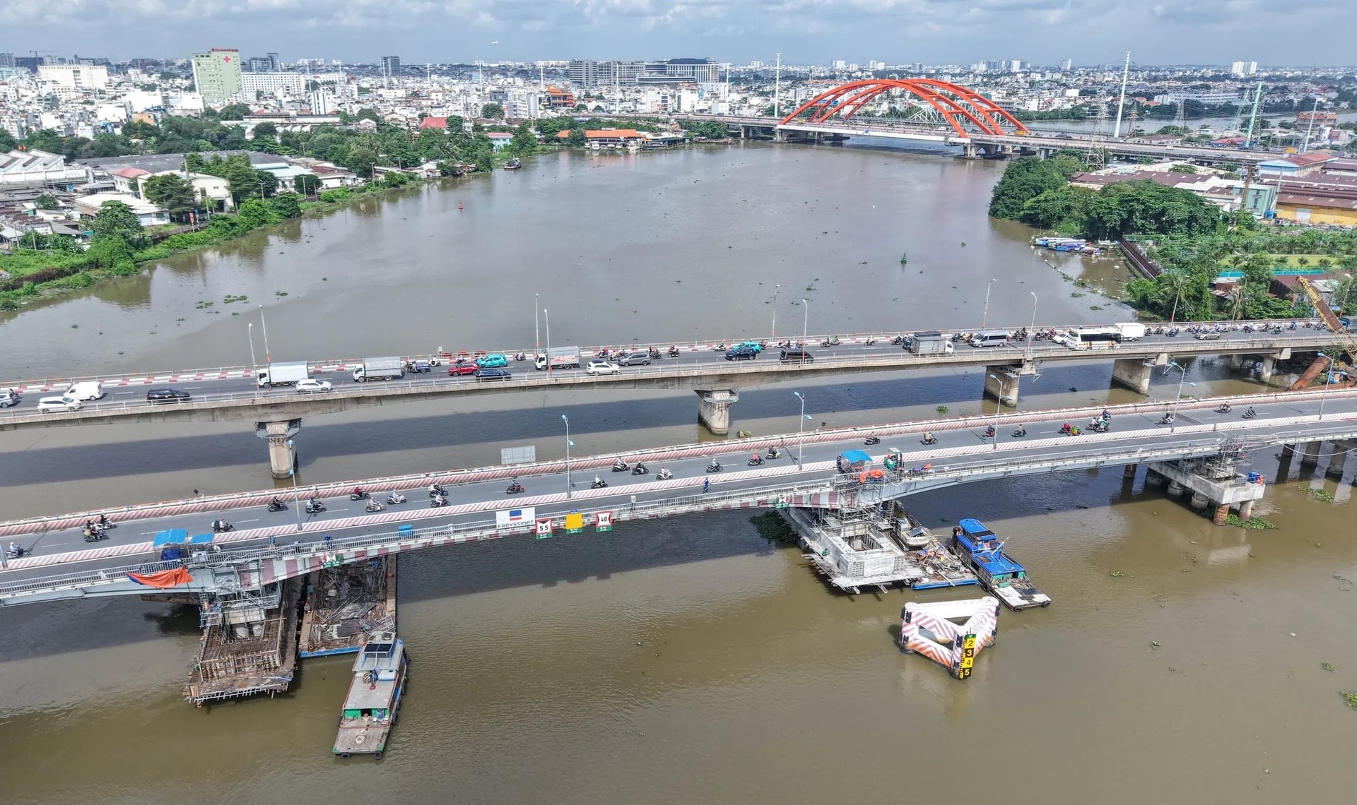 "Thần đèn" hoàn tất nâng tĩnh không cây cầu nặng 11.000 tấn lên hơn 1 mét 