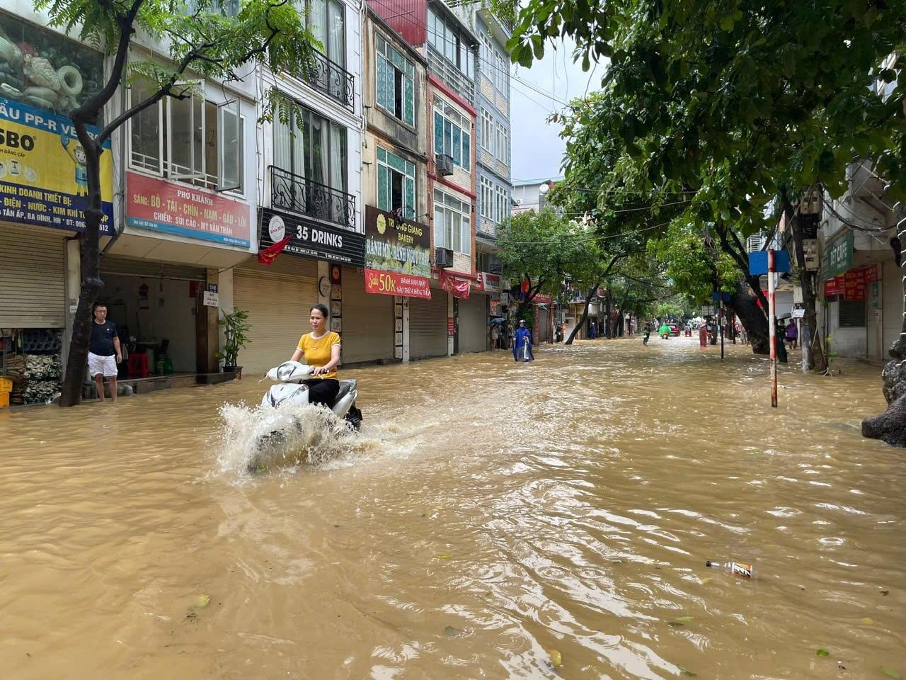 Hà Nội phát cảnh báo ngập úng hơn 30 điểm nội đô, người dân thực hiện ngay các bước sau để cập nhật thông tin 