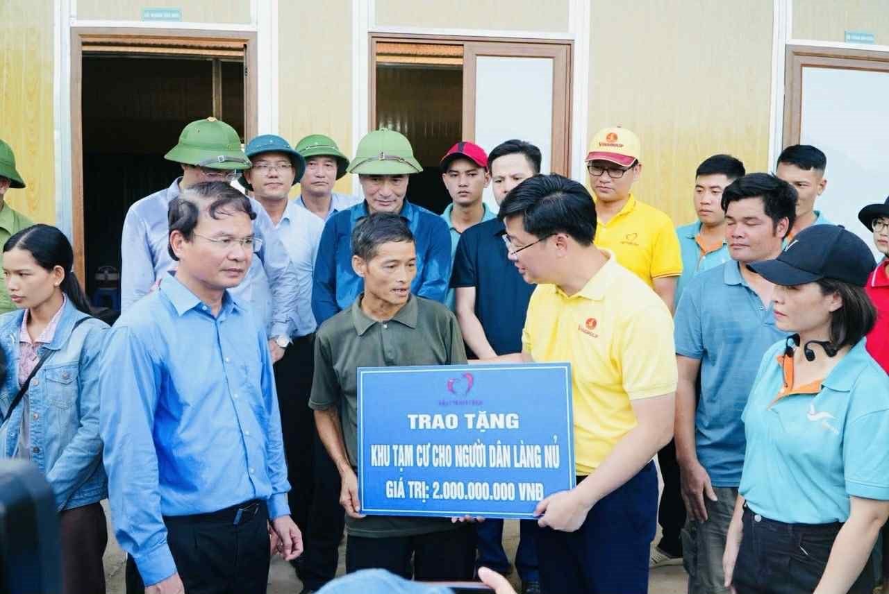 anh-2-dai-dien-quy-thien-tam-trao-tang-ho-tro-xay-dung-khu-tam-cu-cho-nguoi-dan-lang-lu-sau-bao-yagi..jpg