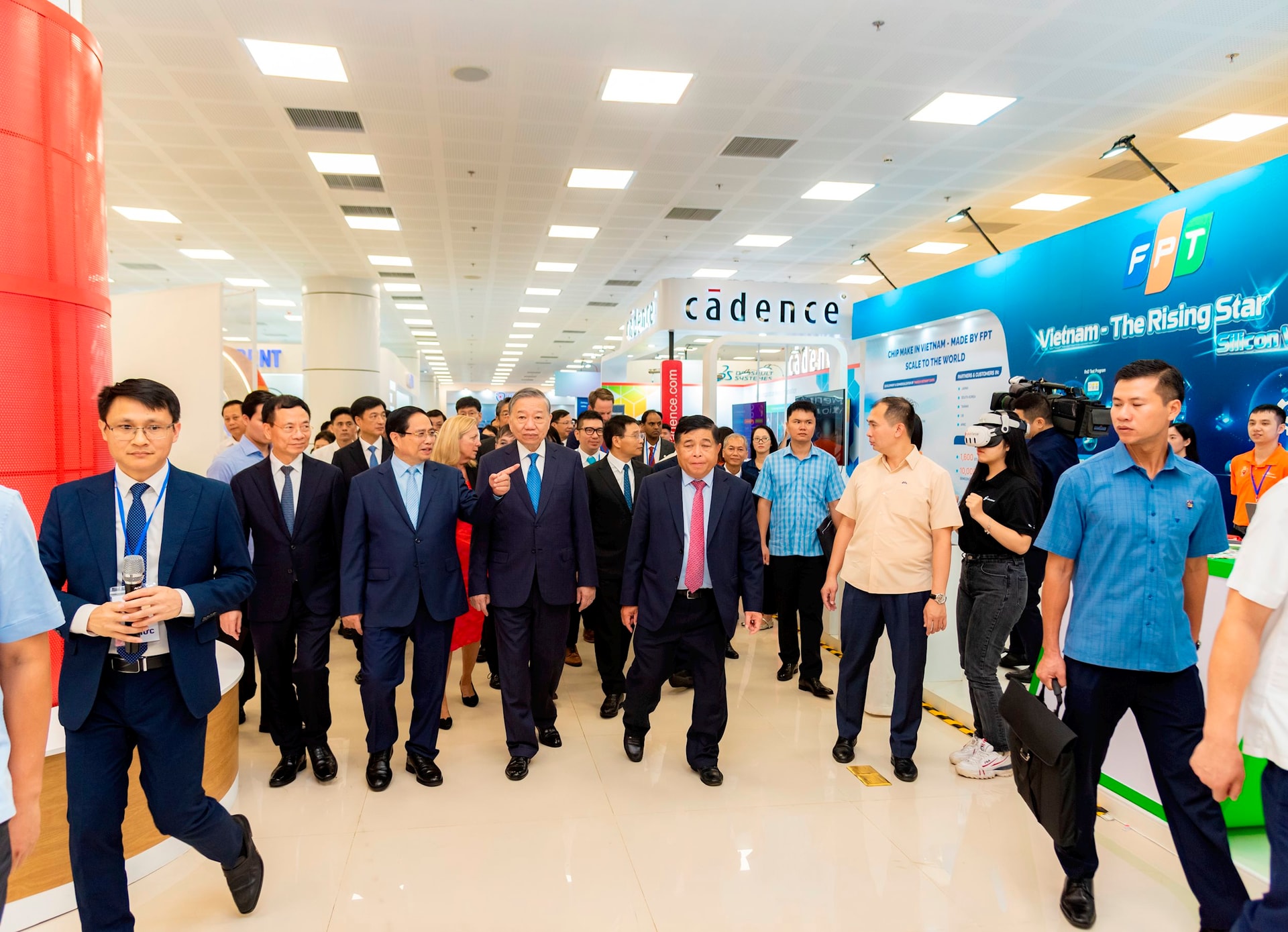 tbt-thu-tuong-tham-quan-gian-hang-fpt.jpg