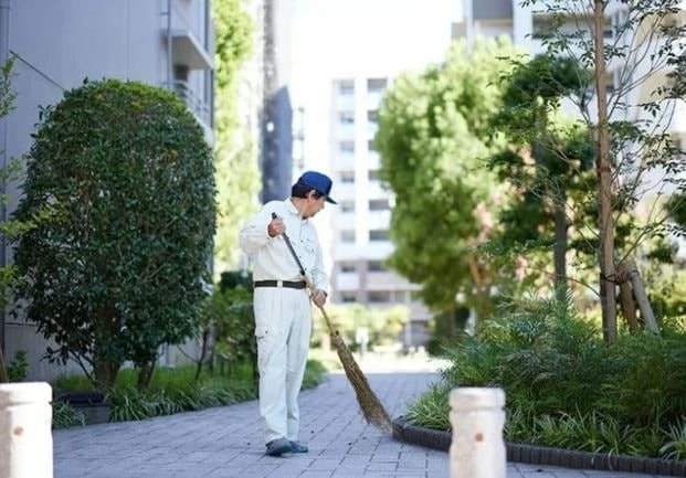 Triệu phú BĐS U60 vẫn đi làm lao công 3 ngày/tuần: Lý do đằng sau gây bất ngờ!