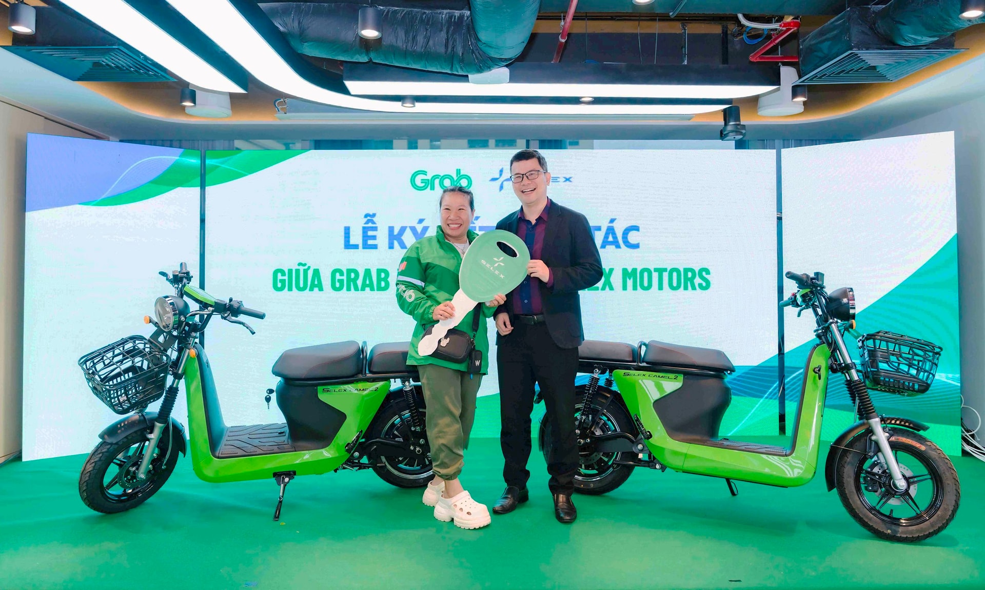 doi-tac-tai-xe-grab-may-man-nhan-duoc-voucher-uu-dai-mua-xe-may-dien-selex.jpg