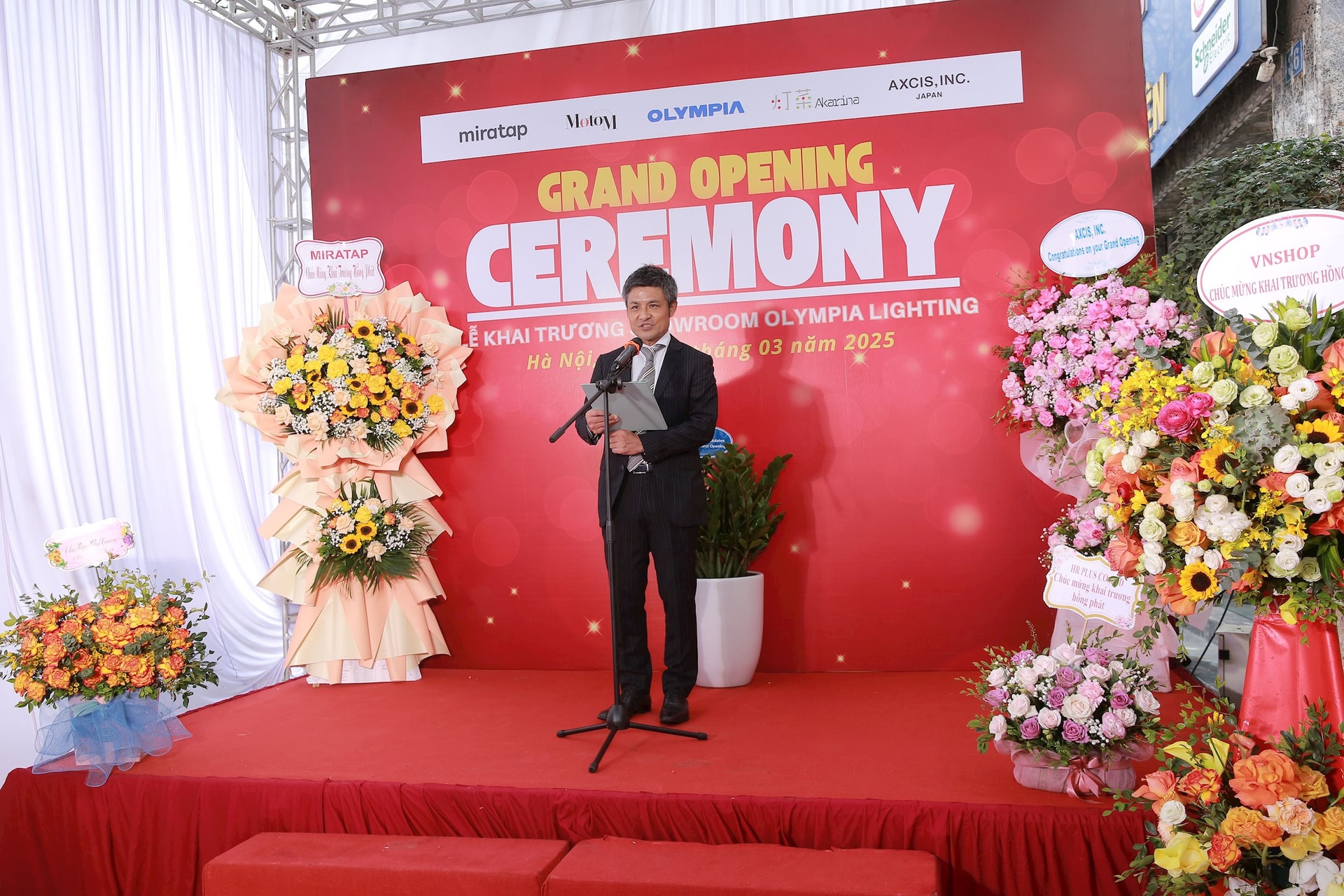 ong-okawa-phat-bieu-khai-truong-showroom-tai-ha-noi.jpg