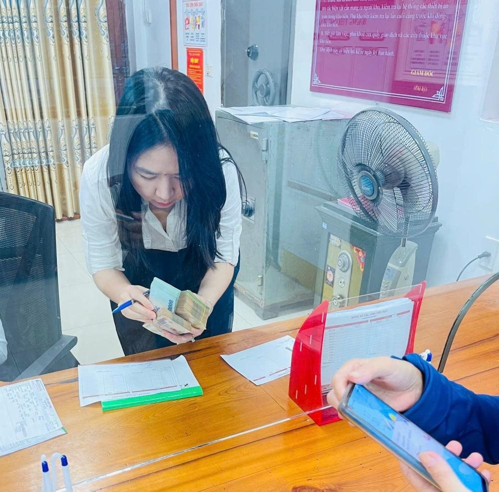 Người phụ nữ rút sổ tiết kiệm 160 triệu đồng tại Agribank để chuyển khoản: Công an lập tức có mặt, yêu cầu ngừng giao dịch