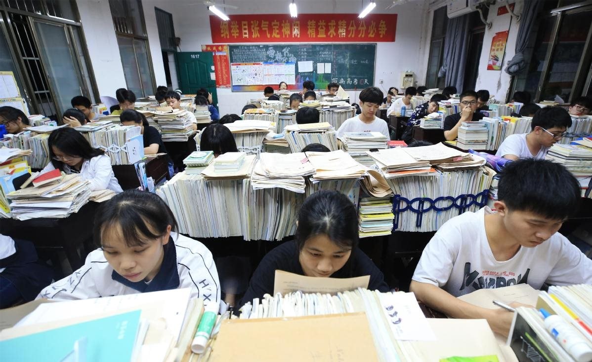 Học từ 6h sáng tới 11h đêm, tốt nghiệp rồi vẫn ám ảnh cảnh học tới vẹo cột sống, phụ huynh lẫn nhà trường làm đủ cách để dạy thêm: Cuộc đua thi cử căng như dây đàn tại siêu cường châu Á