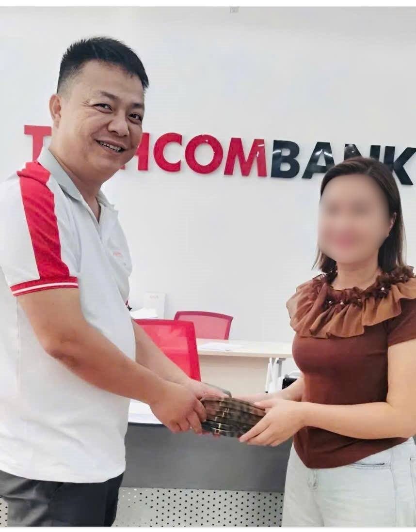 nhan-vien-chi-nhanh-ngan-hang-techcombank-trao-lai-3-2-ty-dong-cho-chi-n.jpg