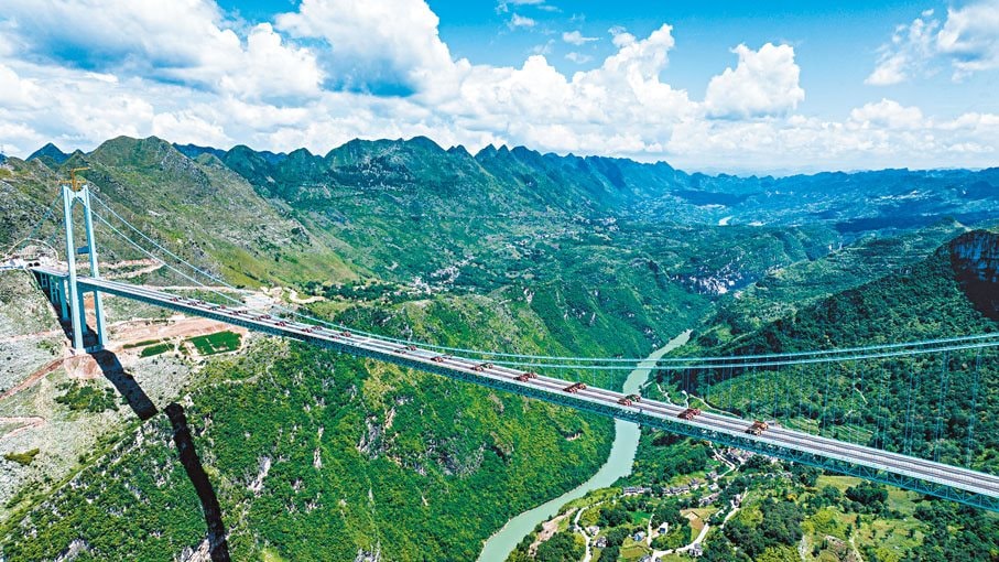 Trung Quốc xây cầu hơn 7.400 tỷ đồng bắc ngang qua “vết nứt của Trái đất”: Tích hợp cả khu du lịch trên không, du khách được ngồi uống cà phê ở độ cao hơn 600m