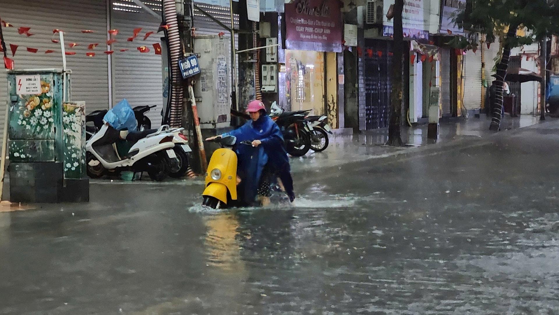 Cập nhật mới nhất các tuyến đường ở Hà Nội có nguy cơ ngập nặng