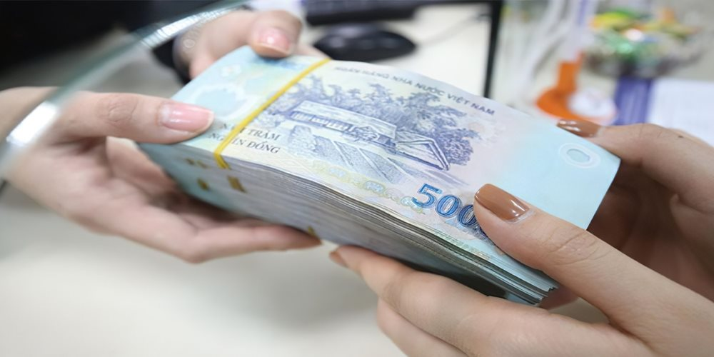 Lương tháng 13 triệu đồng nhưng kế toán chuyển nhầm 4,5 tỷ, bị kiện thì tòa án phán không cần trả lại, nam nhân viên trúng lớn