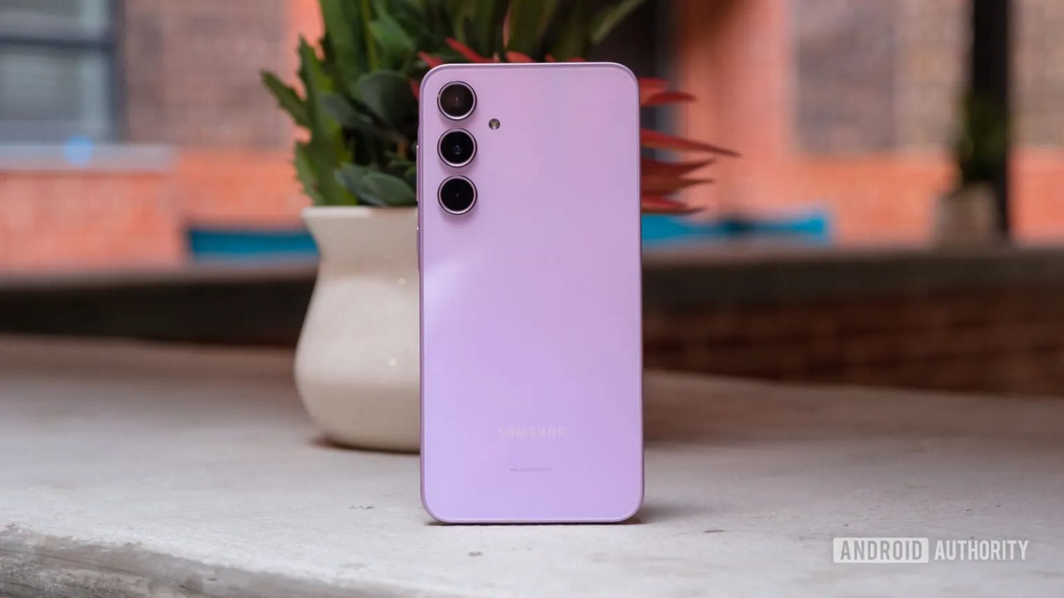 Điện thoại cao cấp Samsung thì không nói, nhưng điện thoại giá rẻ bị "xì xầm" là rất tệ: Sự thật ra sao?
